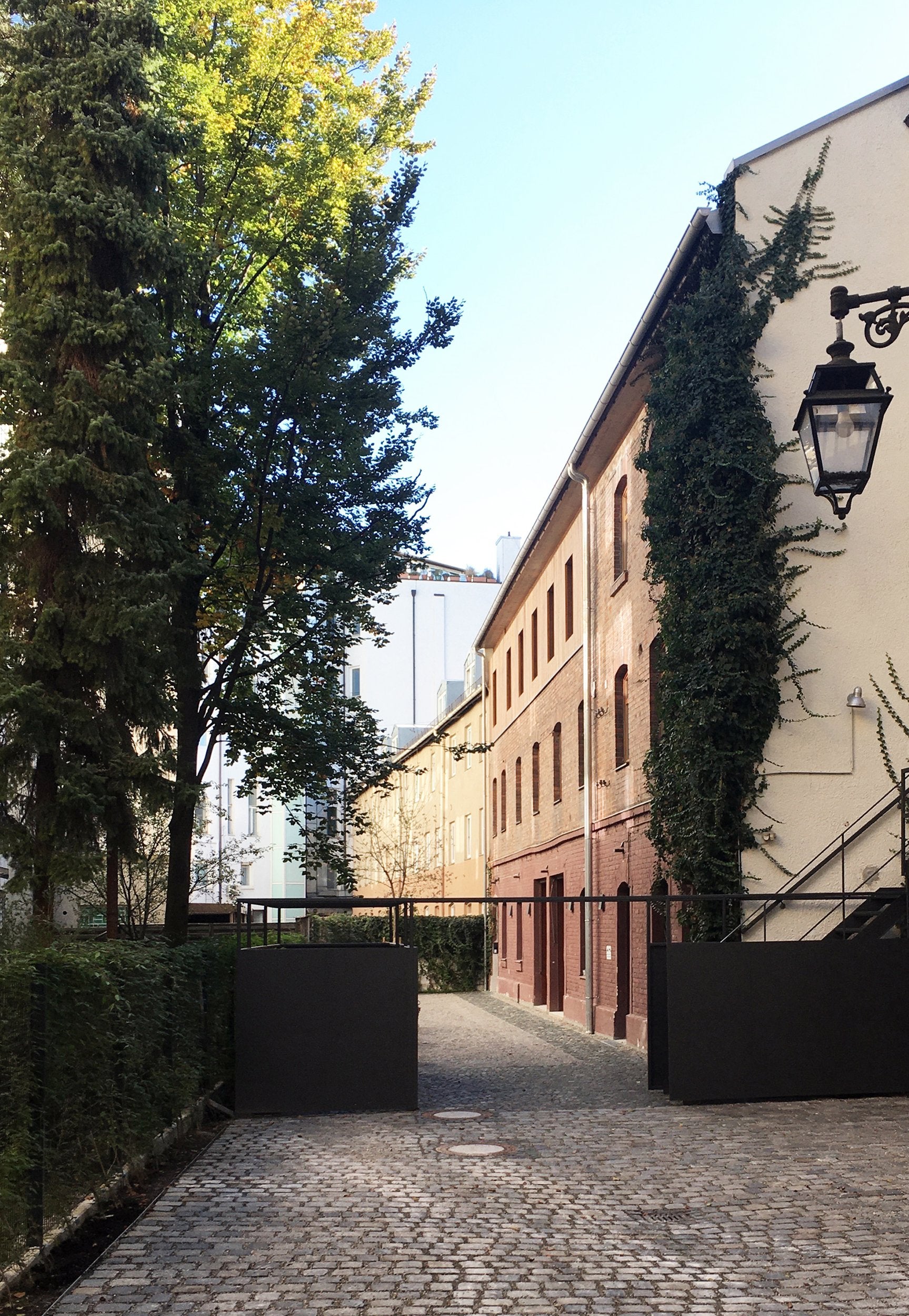 spazio at Aventinstraße 1, Munich — the courtyard entrance