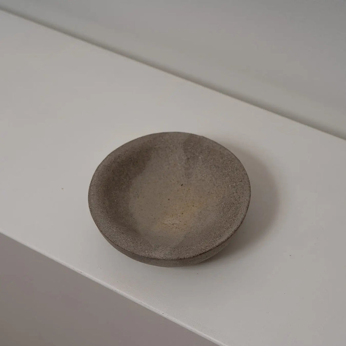 runde gewölbte schale — stone
