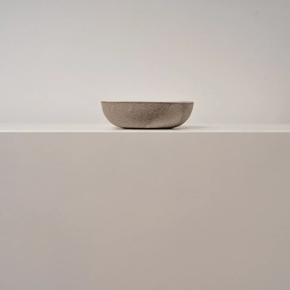 runde gewölbte schale — stone