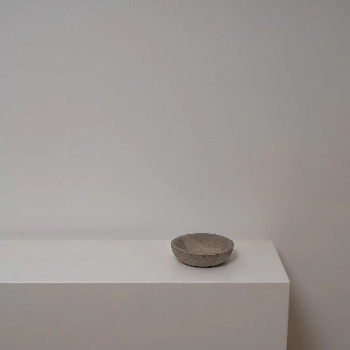 runde gewölbte schale — stone