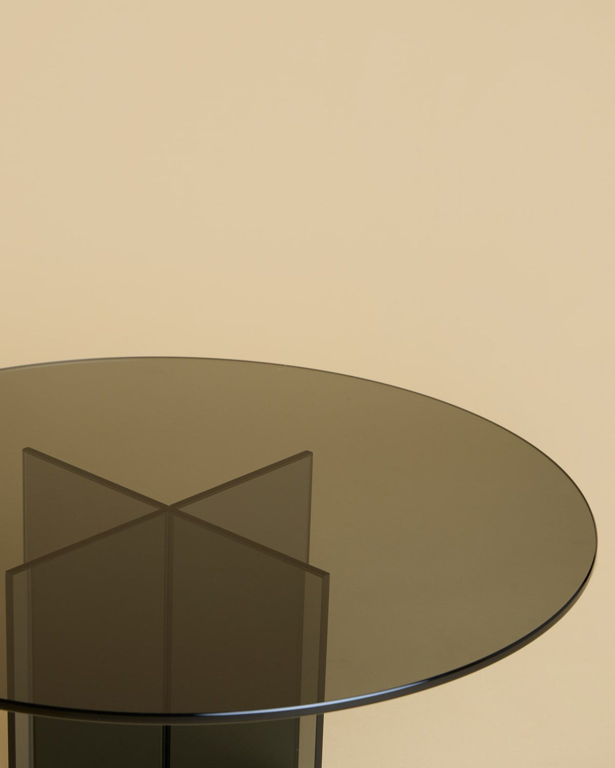 aka coffee table by lebanto, smoked glass, detail