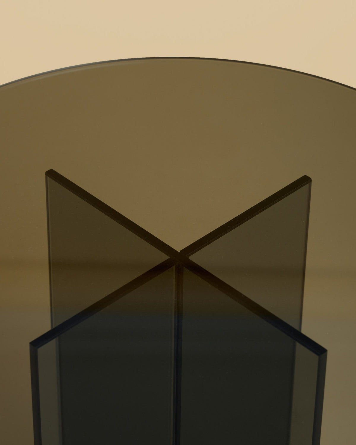 amami side table by lebanto, smoked glass, detail