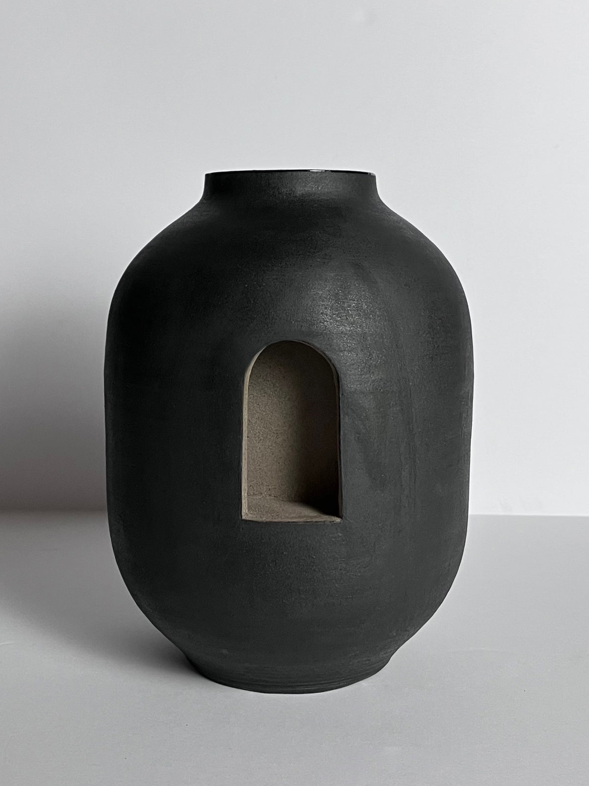 Grès Nero — side view · Federica Paglia