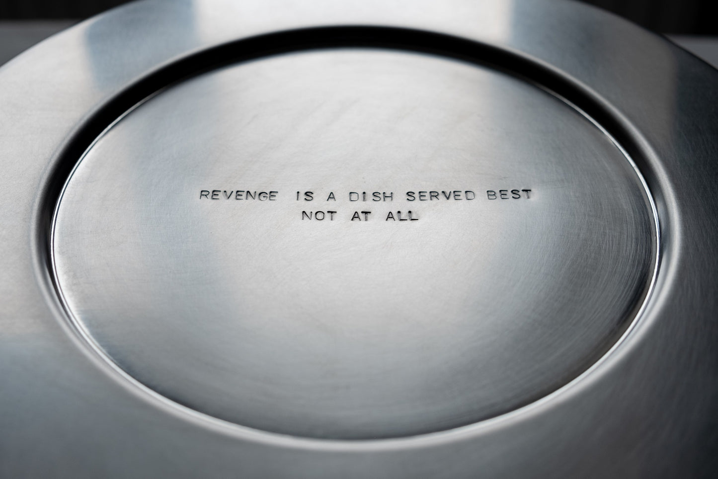 traces charging plate 'revenge' — engraving detail on dark ground · studio von schoenebeck · collectible design at spazio