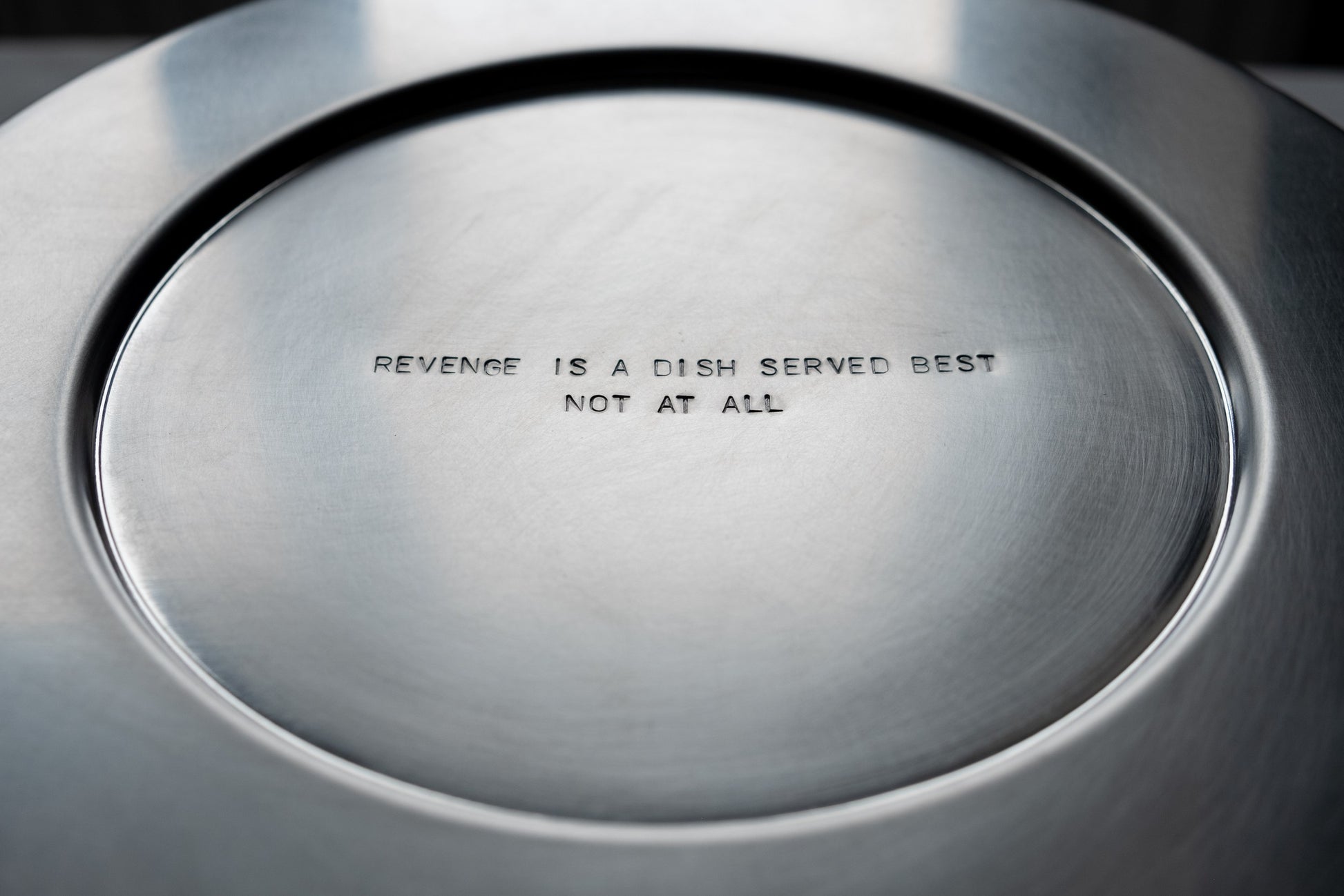 traces charging plate 'revenge' — engraving detail on dark ground · studio von schoenebeck · collectible design at spazio
