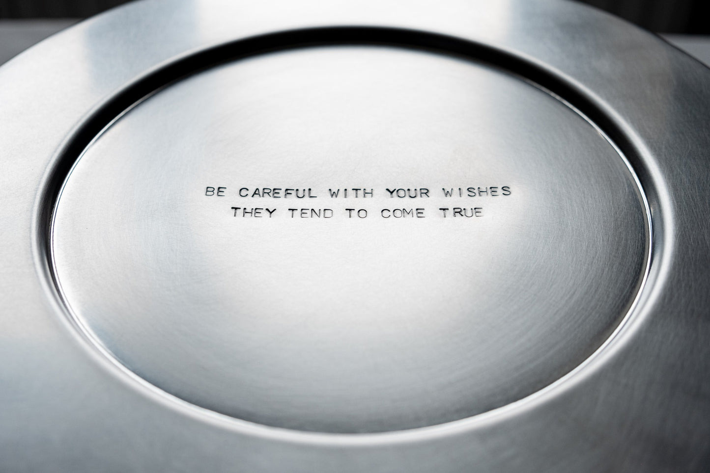 traces charging plate 'wishes' — engraving detail · studio von schoenebeck · collectible design at spazio