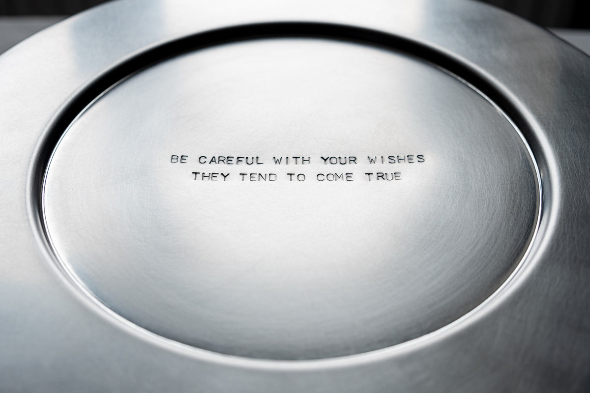 traces charging plate 'wishes' — engraving detail · studio von schoenebeck · collectible design at spazio