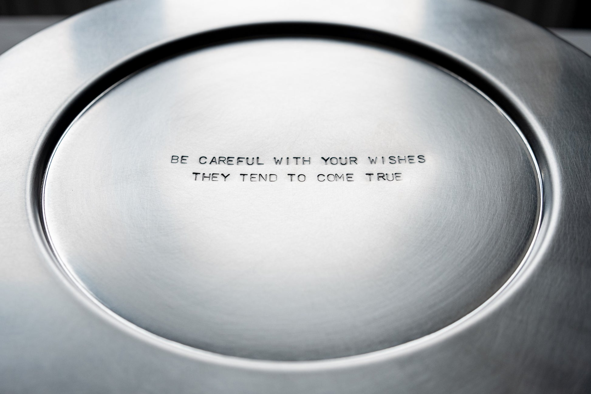 traces charging plate 'wishes' — engraving detail · studio von schoenebeck · collectible design at spazio